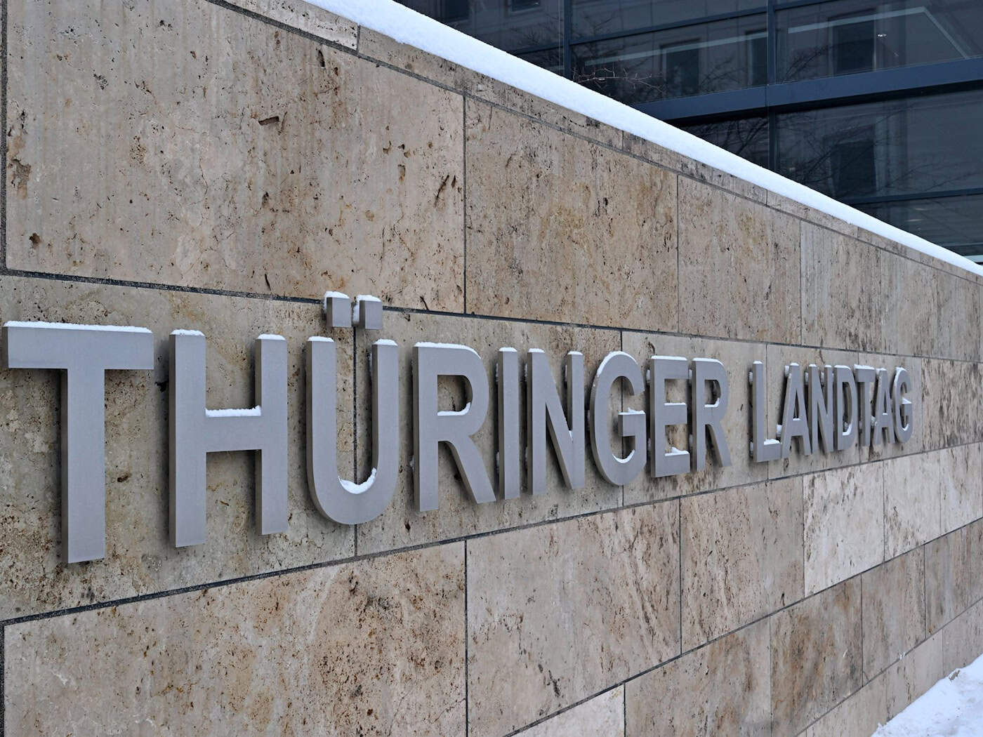 Im Thüringer Landtag diskutieren die Abgeordneten am Montag über mögliche Konsequenzen aus der geplanten Schließung des Zalando-Logistikzentrums in Erfurt. (Symbolbild) / Foto: Martin Schutt/dpa