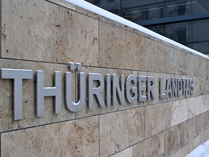 Im Thüringer Landtag diskutieren die Abgeordneten am Montag über mögliche Konsequenzen aus der geplanten Schließung des Zalando-Logistikzentrums in Erfurt. (Symbolbild) / Foto: Martin Schutt/dpa