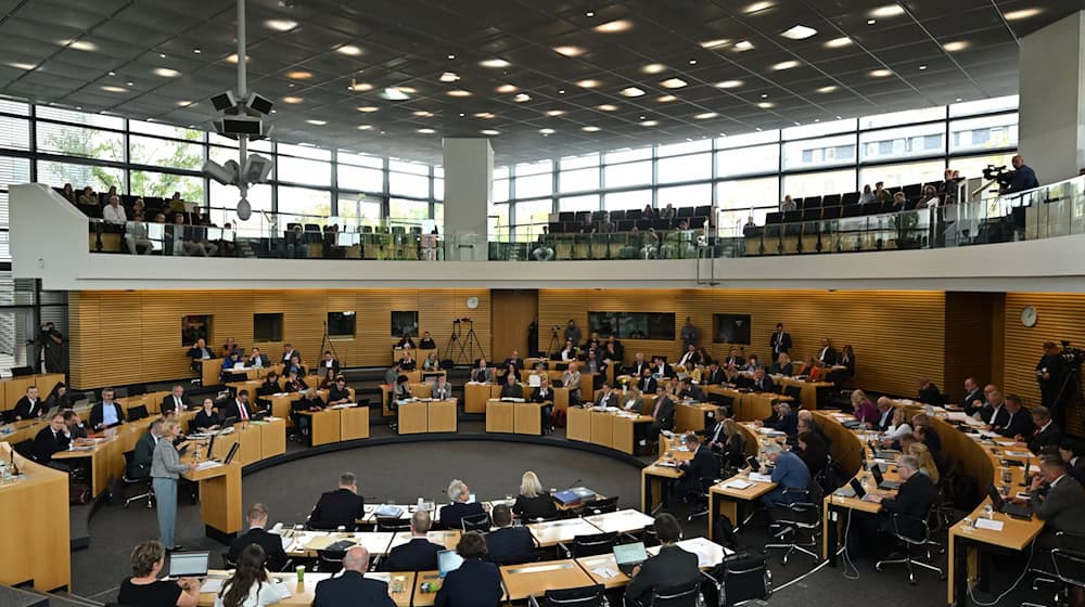 Im Thüringer Landtag sind die Mehrheitsverhältnisse kompliziert. (Archivbild) / Foto: Martin Schutt/dpa