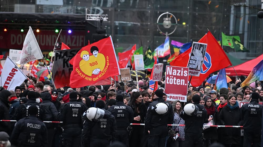 Mehr als 3.000 Menschen haben sich laut Polizei an den Protesten gegen Höcke in Dortmund beteiligt. / Foto: Benjamin Westhoff/dpa