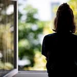 Einer Studie zufolge sind die Behandlungszahlen jugendlicher Mädchen mit Depressionen wieder deutlich gestiegen. (Symbolbild) / Foto: Fabian Sommer/dpa