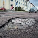 In Sachsen, Sachsen-Anhalt und Thüringen haben die Behörden nach dem Winter viele Straßenschäden festgestellt. / Foto: Heiko Rebsch/dpa