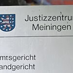 Am Landgericht Meiningen hat ein Mordprozess gegen eine 22-jährige Frau begonnen, die einen 63-Jährigen in Sonneberg getötet haben soll. (Symbolbild) / Foto: Martin Schutt/dpa