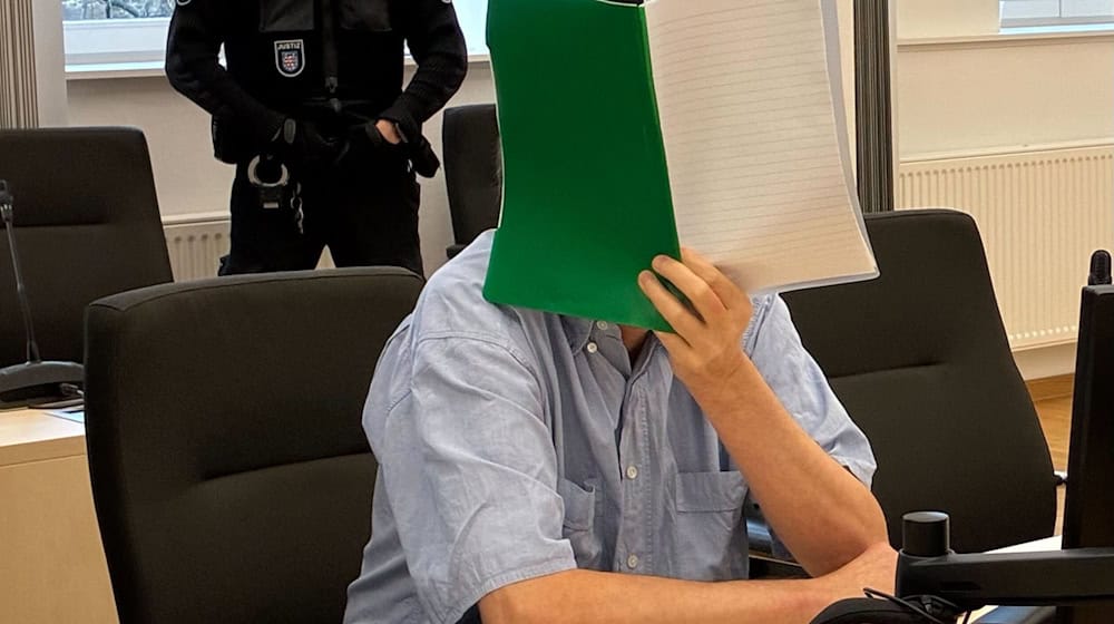 Sieben Jahre Haft fordert die Staatsanwaltschaft für den Lehrer, der in rund 70 Fällen damalige Schülerinnen missbraucht haben soll. (Archivbild)  / Foto: Marie-Helen Frech/dpa