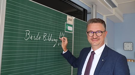 Thüringens Bildungsminister Christian Tischner (CDU) hat neue Lehrpläne für das neue Schuljahr angekündigt. (Archivbild) / Foto: Bodo Schackow/dpa