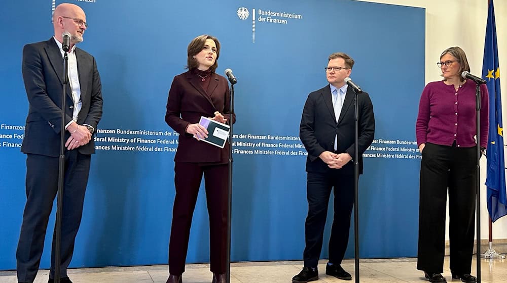 Wie kann die Autoindustrie in Ostdeutschland gestärkt werden? Um diese Frage ging es beim Branchendialog in Berlin. / Foto: Martina Herzog/dpa