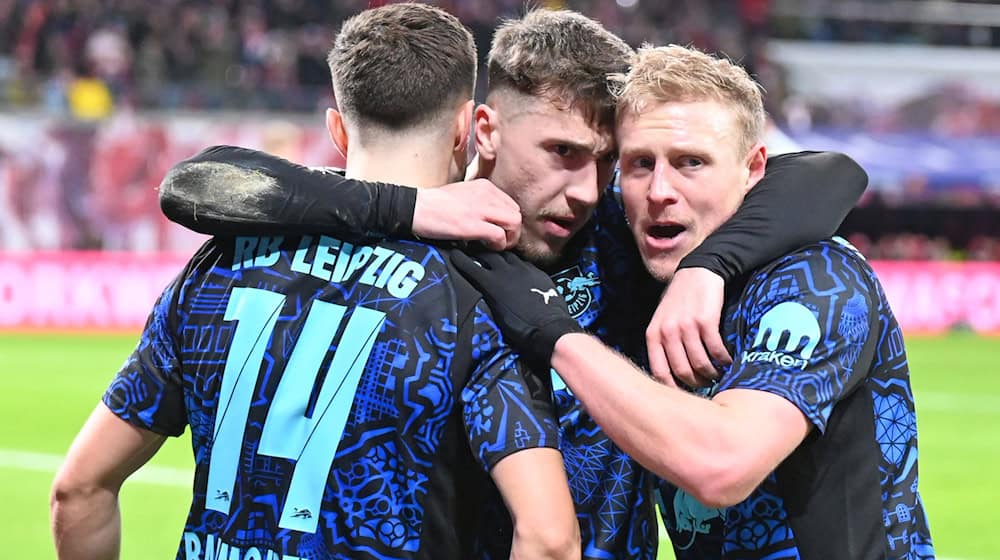 Xaver Schlager (r) konnte gegen Dortmund noch die eigenen Treffer bejubeln. / Foto: David Hammersen/dpa
