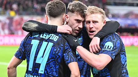 Xaver Schlager (r) konnte gegen Dortmund noch die eigenen Treffer bejubeln. / Foto: David Hammersen/dpa