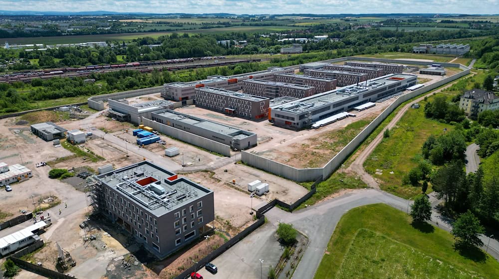 Der Bau der gemeinsamen JVA von Sachsen und Thüringen soll 2027 weitergehen. (Archivbild) / Foto: Hendrik Schmidt/dpa