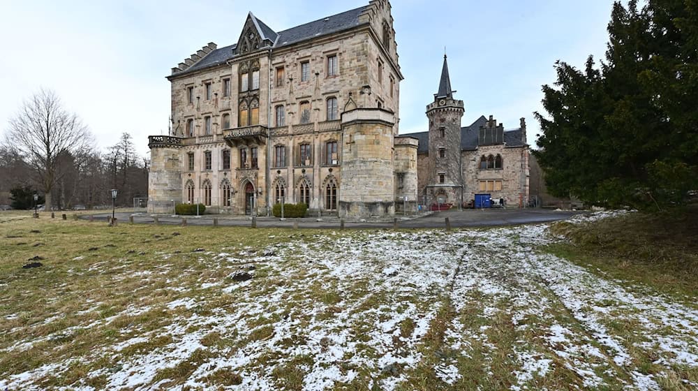 Für weitere Sicherungs- und Sanierungsarbeiten am Schloss Reinhardsbrunn stellt das Land in diesem und im kommenden Jahr mehr als 4,7 Millionen Euro bereit. (Archivbild) / Foto: Martin Schutt/dpa-Zentralbild/dpa