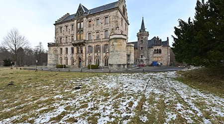 Für weitere Sicherungs- und Sanierungsarbeiten am Schloss Reinhardsbrunn stellt das Land in diesem und im kommenden Jahr mehr als 4,7 Millionen Euro bereit. (Archivbild) / Foto: Martin Schutt/dpa-Zentralbild/dpa