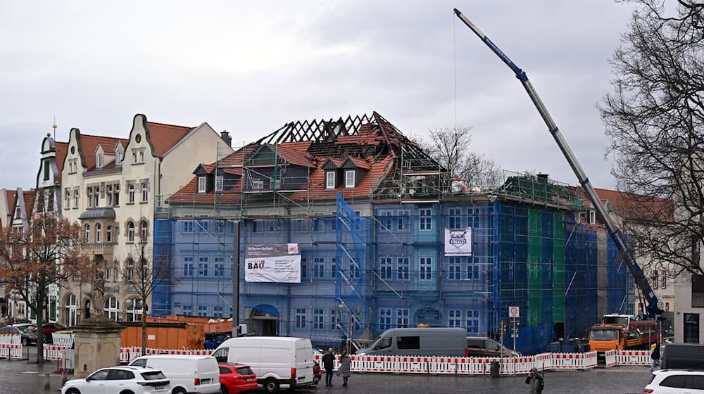 Laut den Ermittlern liegt ein technischer Defekt als Brandursache nahe. (Archivbild) / Foto: Martin Schutt/dpa