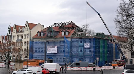 Laut den Ermittlern liegt ein technischer Defekt als Brandursache nahe. (Archivbild) / Foto: Martin Schutt/dpa