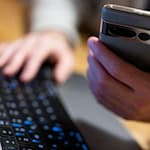 Seniorin verliert bei Anlagebetrug in Eisenach mehrere Zehntausend Euro (Symbolbild)  / Foto: Monika Skolimowska/dpa