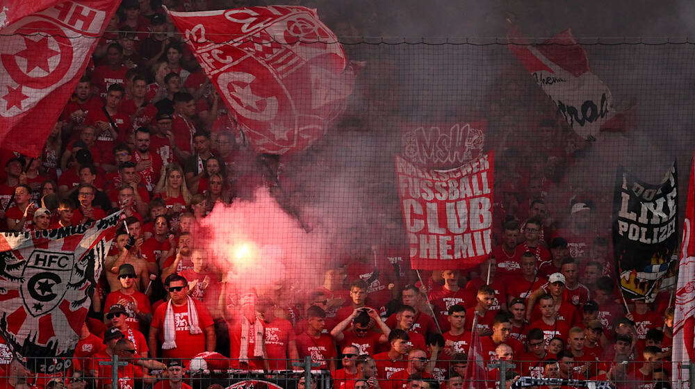 Noch können die Fans des Halleschen FC auf das Spiel gegen Erfurt hoffen. (Archivbild) / Foto: Hendrik Schmidt/dpa