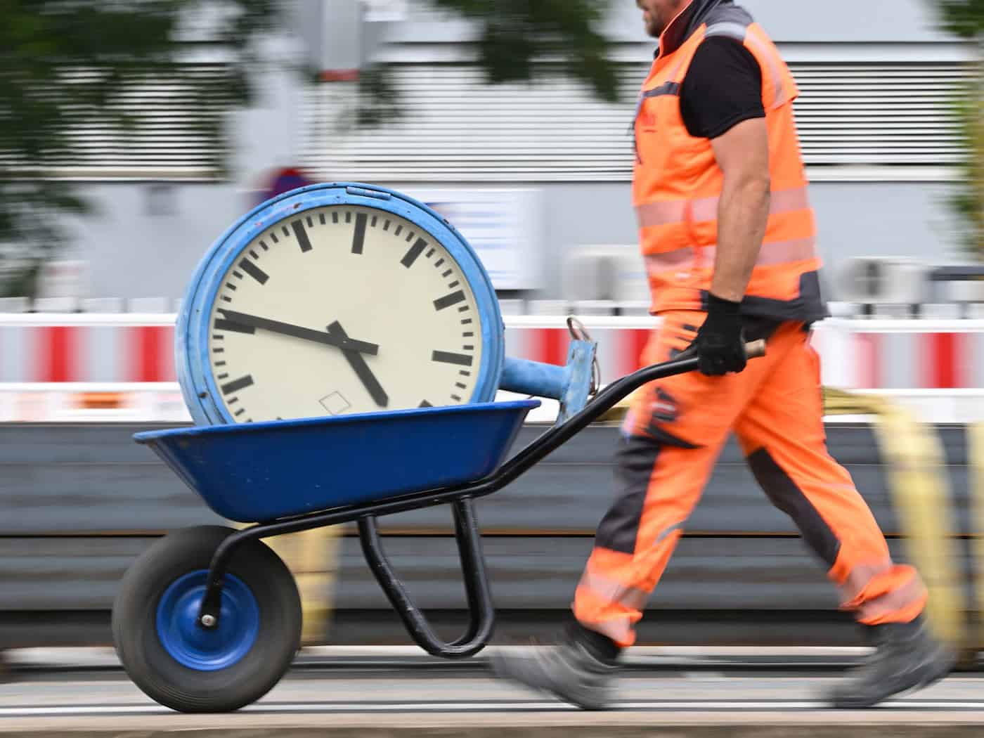 Im Jahr 2024 haben die Erwerbstätigen in Thüringen dem Landesamt für Statistik zufolge insgesamt rund 1,38 Milliarden Arbeitsstunden geleistet. (Symbolbild) / Foto: Arne Dedert/dpa