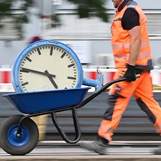 Im Jahr 2024 haben die Erwerbstätigen in Thüringen dem Landesamt für Statistik zufolge insgesamt rund 1,38 Milliarden Arbeitsstunden geleistet. (Symbolbild) / Foto: Arne Dedert/dpa