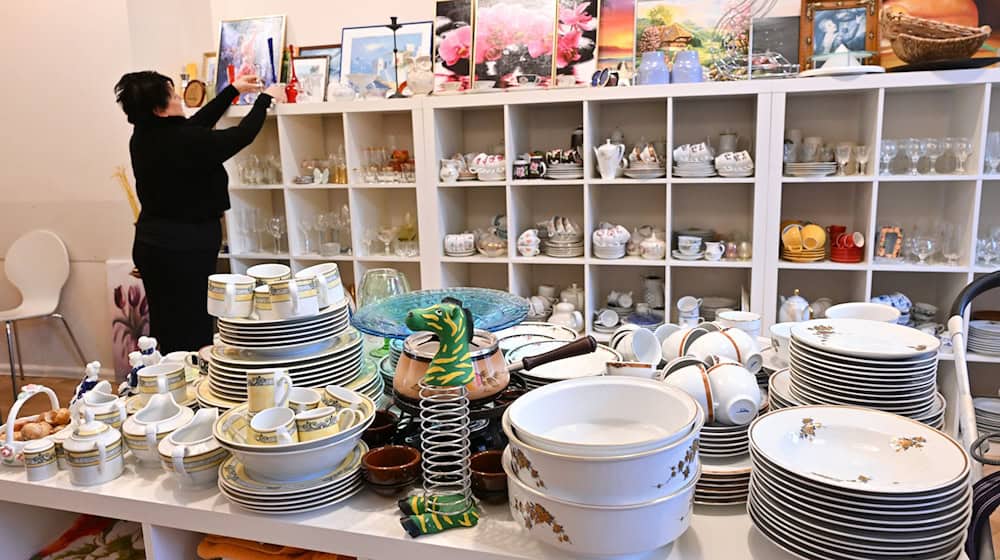 Neben verschiedenen Beratungsangeboten bietet der Erfurter Verein auch Tauschmöglichkeiten für Geräte sowie Ausleihangebote für Geschirr. / Foto: Martin Schutt/dpa