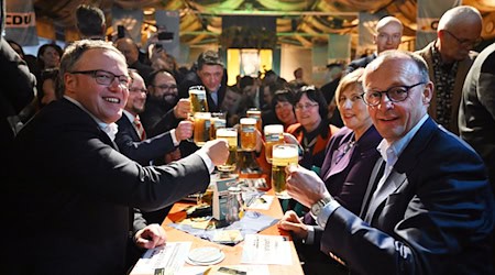 Vor zwei Jahren war Friedrich Merz (rechts) in Apolda - dieses Mal muss Mario Voigt (links) mit jemand anderem anstoßen. (Archivbild) / Foto: Martin Schutt/dpa