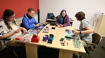 Der «Dicefire»-Spieletreff in Gera versteht sich als ein Ort für analoges Spielen in verschiedenen Varianten.  / Foto: Bodo Schackow/dpa