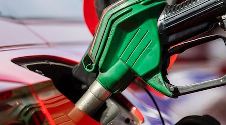 Tankstellenbetreiber müssen für korrekte Spritpreise auf Werbetafeln und Zapfsäulen sorgen. / Foto: Christophe Gateau/dpa