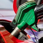 Tankstellenbetreiber müssen für korrekte Spritpreise auf Werbetafeln und Zapfsäulen sorgen. / Foto: Christophe Gateau/dpa