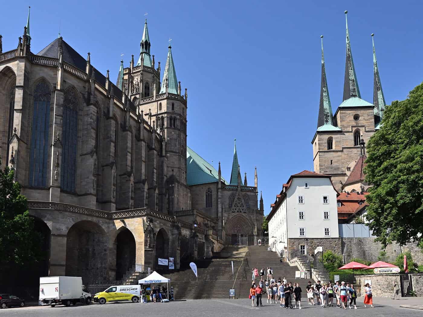 Erfurt mit Sehenswürdigkeiten wie dem Dom und Höhepunkten wie Weihnachtsmarkt und Domstufenfestspielen ist bei Touristen beliebt. (Archivbild) / Foto: Martin Schutt/dpa