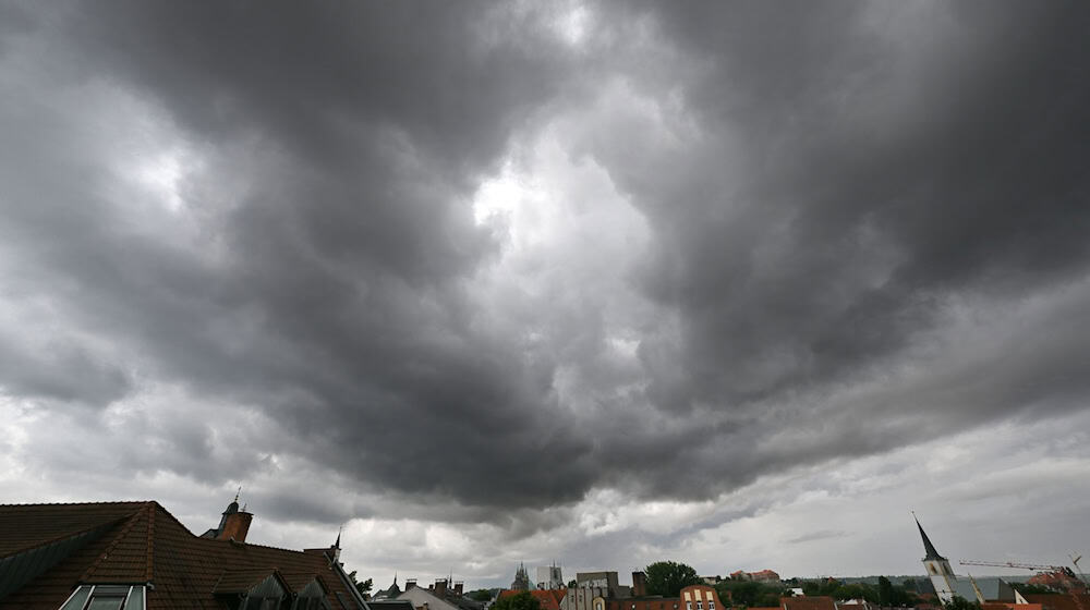 Heute sind Unwetter in Sachsen, Sachsen-Anhalt und Thüringen möglich. (Symbolbild) / Foto: Martin Schutt/dpa