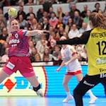 Jolina Huhnstock (l, Deutschland) wechselt zur neuen Saison zum Thüringer HC. (Archivbild) / Foto: Marcus Brandt/dpa