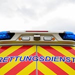 Rettungskräfte befreiten den Mann und brachten ihn zur weiteren Behandlung in eine Klinik. (Symbolbild) / Foto: Philipp Schulze/dpa