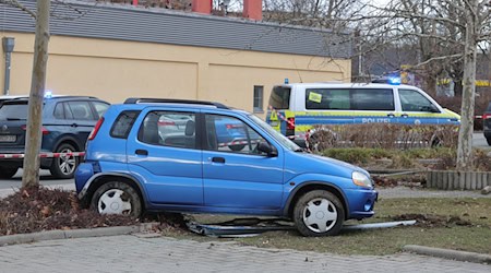 Tödlicher Parkplatzunfall: Seniorin überfährt Fußgänger