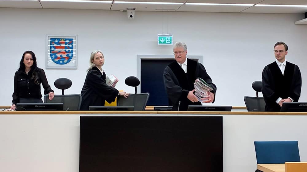 Die Kammer unter Vorsitz von Richter Peter Andres (2.v.r.) am Landgericht Erfurt verurteilte die fünf Angeklagten zu Bewährungsstrafen.  / Foto: Marie Frech/dpa