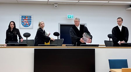 Die Kammer unter Vorsitz von Richter Peter Andres (2.v.r.) am Landgericht Erfurt verurteilte die fünf Angeklagten zu Bewährungsstrafen.  / Foto: Marie Frech/dpa