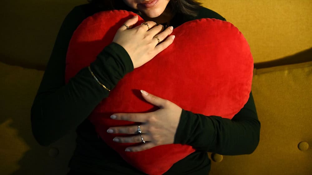 Die Liebe steht im Zentrum des Valentinstags am 14. Februar. (Symbolbild) / Foto: Elisa Schu/dpa
