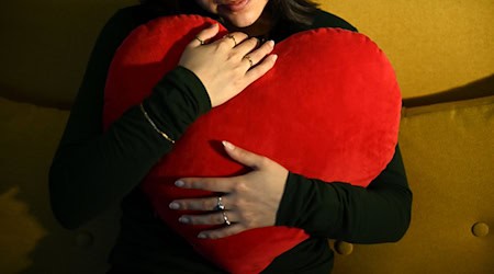 Die Liebe steht im Zentrum des Valentinstags am 14. Februar. (Symbolbild) / Foto: Elisa Schu/dpa