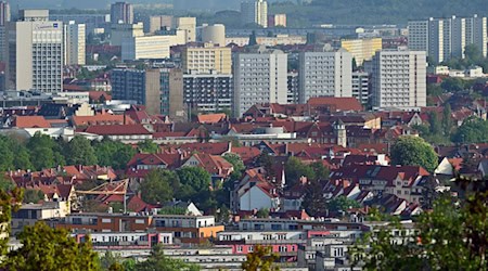 Hunderttausende Thüringer wohnen zur Miete, oft in kommunalen oder genossenschaftlichen Wohnungen. (Symbolfoto) / Foto: Martin Schutt/dpa