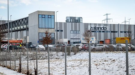 Bei einer Betriebsversammlung geht es um die Zukunft der Zalando-Beschäftigten (Archivbild) / Foto: Jacob Schröter/dpa