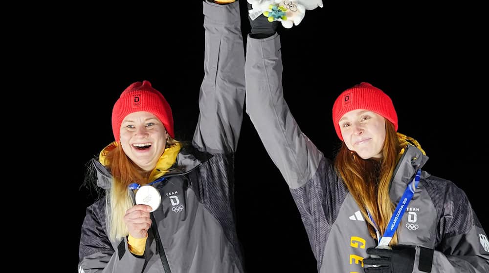  Dajana Eitberger (l) und Magdalena Matschina bejubeln Silber im Rodel-Doppelsitzer. / Foto: Michael Kappeler/dpa