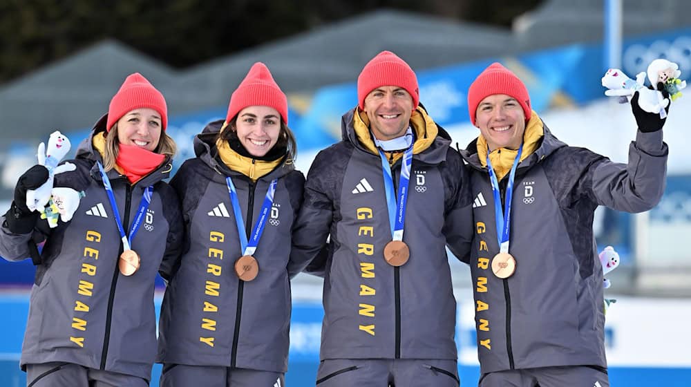 Die Biathleten Franziska Preuß, Vanessa Voigt, Philipp Nawrath und Justus Strelow (l-r) holen Olympia-Bronze in der Mixed-Staffel. / Foto: Hendrik Schmidt/dpa
