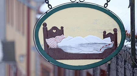 Gästekarten bieten oft freie Fahrten und Rabatte, stoßen aber an Kreis- und Ländergrenzen. (Symbolbild) / Foto: Matthias Bein/dpa