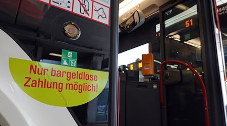 Die Kassensysteme in den Bussen der Erfurter Verkehrsbetriebe wurden komplett auf bargeldlose Alternativen umgestellt. (Archivbild) / Foto: Martin Schutt/dpa