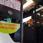 Die Kassensysteme in den Bussen der Erfurter Verkehrsbetriebe wurden komplett auf bargeldlose Alternativen umgestellt. (Archivbild) / Foto: Martin Schutt/dpa