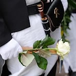 Auf dem Zwickauer Hauptfriedhof gedenken Vertreter der Stadt, der Kirchen und des Bergbauvereins dem Grubenunglück vor 66 Jahren im damaligen VEB Steinkohlewerk Zwickau. (Archivbild) / Foto: Sebastian Willnow/dpa-Zentralbild/dpa