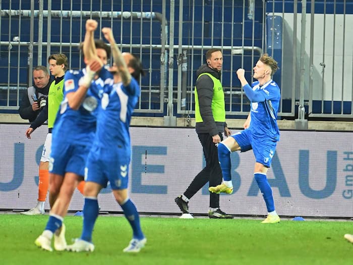 Baris Atik (vorn) bejubelt den Magdeburger Führungstreffer / Foto: Swen Pförtner/dpa