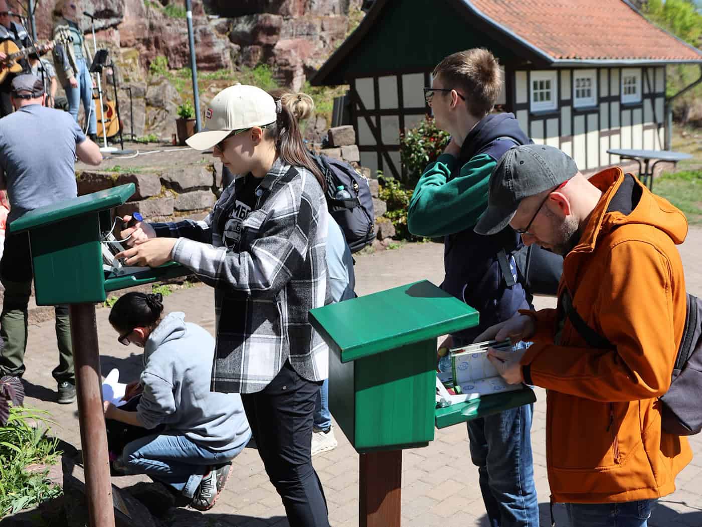Die Harzer Wandernadel feiert Jubiläum. Entlang von ausgewiesenen Wanderrouten können aktuell 222 Stempel gesammelt werden. (Archivbild) / Foto: Matthias Bein/dpa