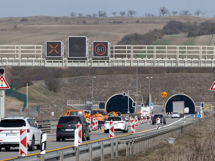 Rund 100 Millionen Euro werden in diesem Jahr in das Thüringer Autobahnnetz investiert, zwei Drittel davon fließen in den Streckenerhalt.  / Foto: Michael Reichel/dpa