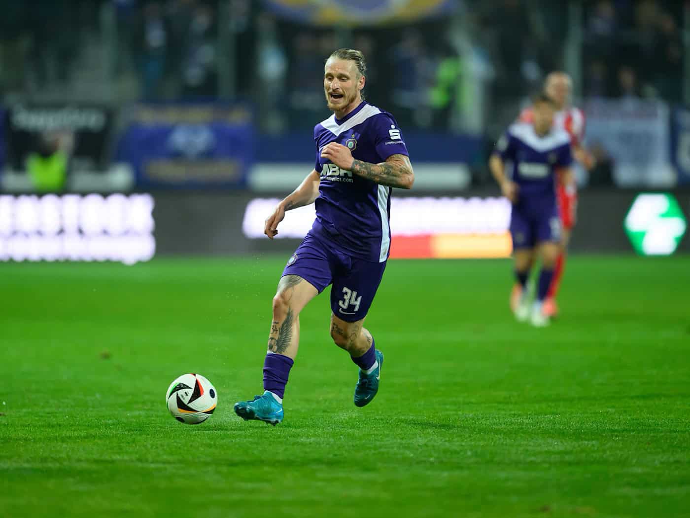 Marvin Stefaniak brachte Aue in Führung. (Archivbild) / Foto: Robert Michael/dpa