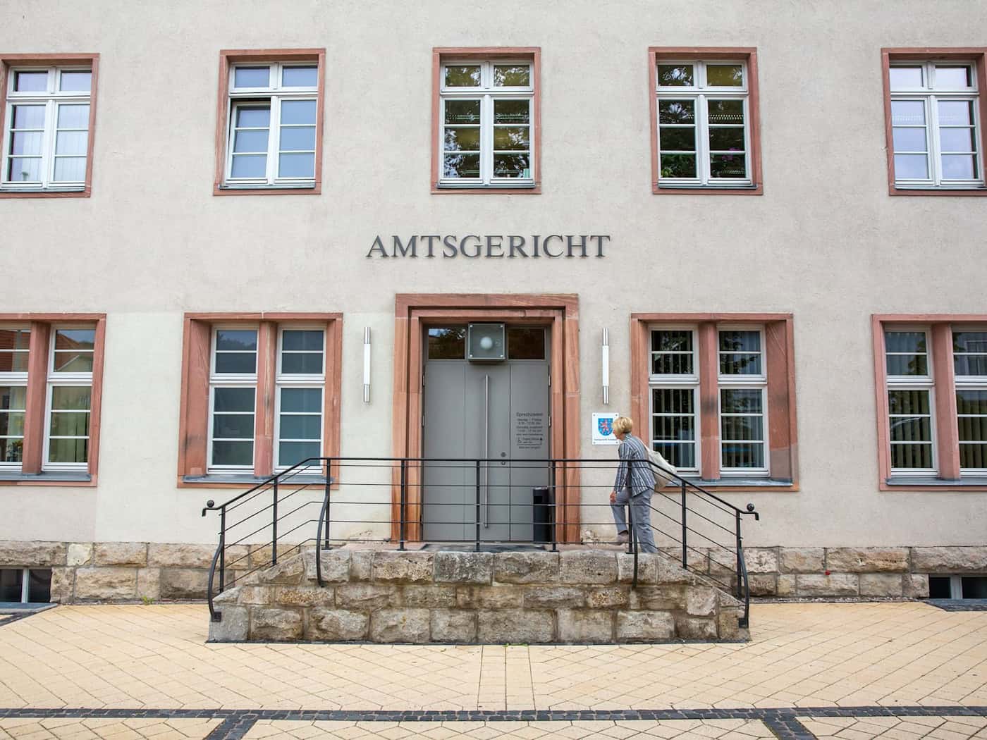 Zwei 22-Jährige sind wegen gefährlicher Körperverletzung in mehreren Fällen am Amtsgericht Arnstadt angeklagt: Einer von ihnen soll mit Kunststoffkugeln aus einer CO2-Pistole auf mehrere Menschen in Ilmenau geschossen und zum Teil verletzt haben, während der andere mit ihm in einem Auto fuhr. (Archivbild) / Foto: picture alliance / dpa