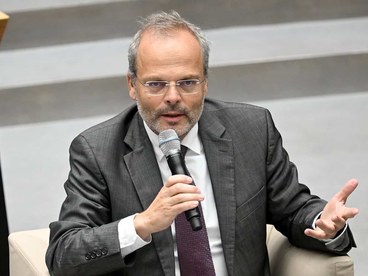 Felix Klein findet die Kritik zweier Buchenwald-Verbände an Wolfram Weimer nicht in Ordnung. (Archivbild) / Foto: Britta Pedersen/dpa