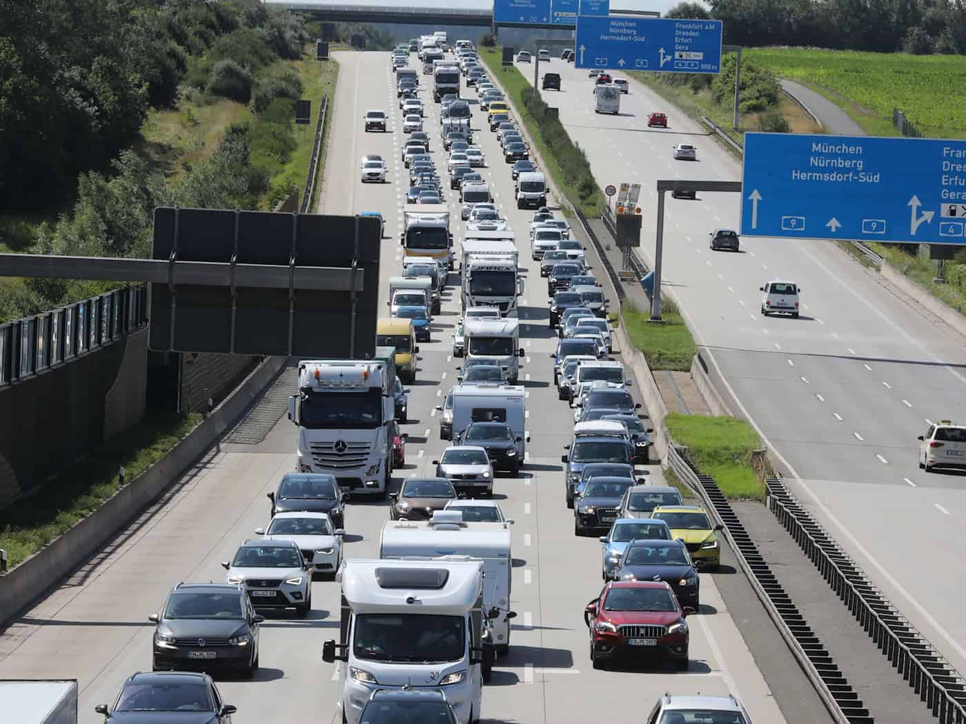 Auf Thüringens Straßen kann es wieder voller werden. (Archivbild) / Foto: Bodo Schackow/dpa-Zentralbild/dpa